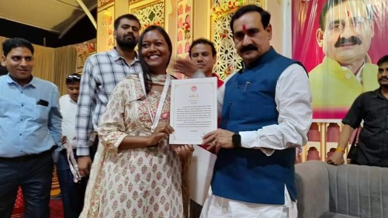 गृह मंत्री डॉ नरोत्तम मिश्र ने शासकीय सेवकों का किया सम्मान | New India Times