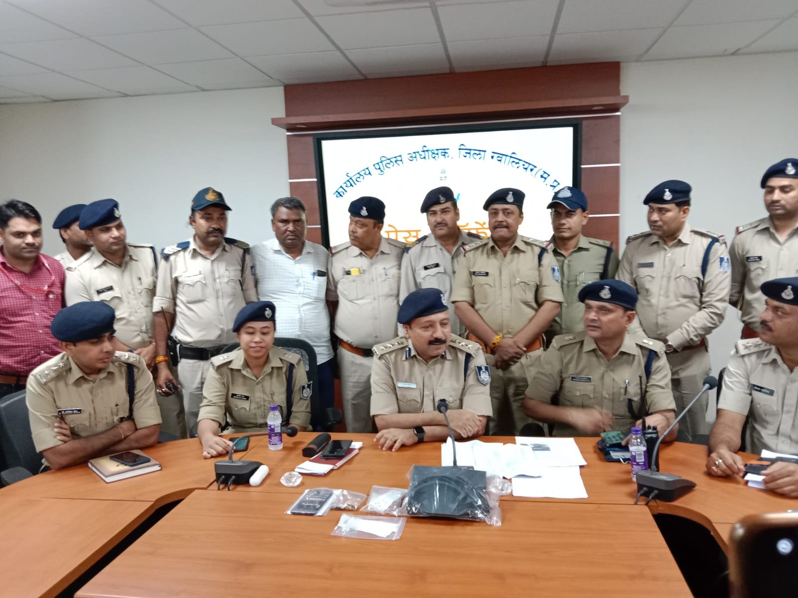 थाना इन्दरगंज पुलिस ने दिन दहाड़े दम्पति के साथ हुई सनसनीखेज लूट के दो आरोपियों को 12 घंटे के अन्दर पर्दाफाश गिरफ्तार कर लूटा गया शत-प्रतिशत मशरूका भी किया बरामद | New India Times