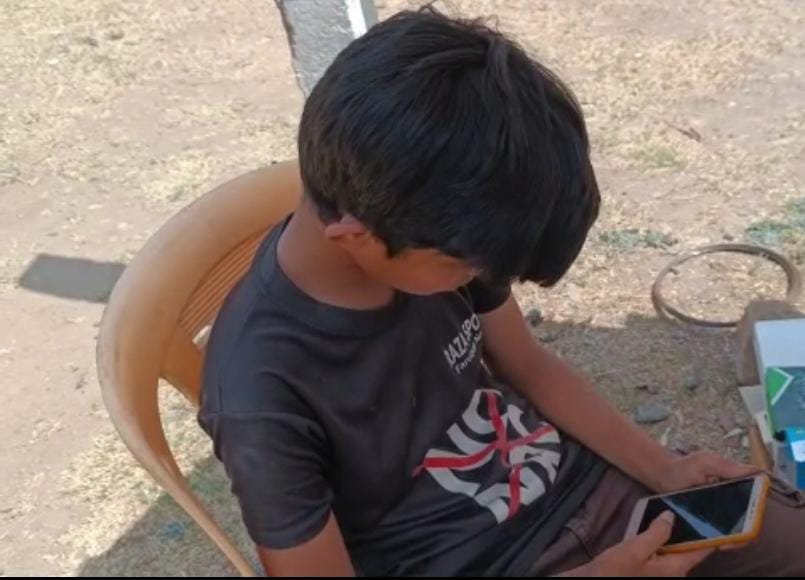 अधिक मोबाइल चलाने से बच्चे हो रहे हैं चीड़कपन का शिकार, पढ़ाई लिखाई की बातें कम मोबाइल की बातें बच्चे करते हैं ज्यादा | New India Times