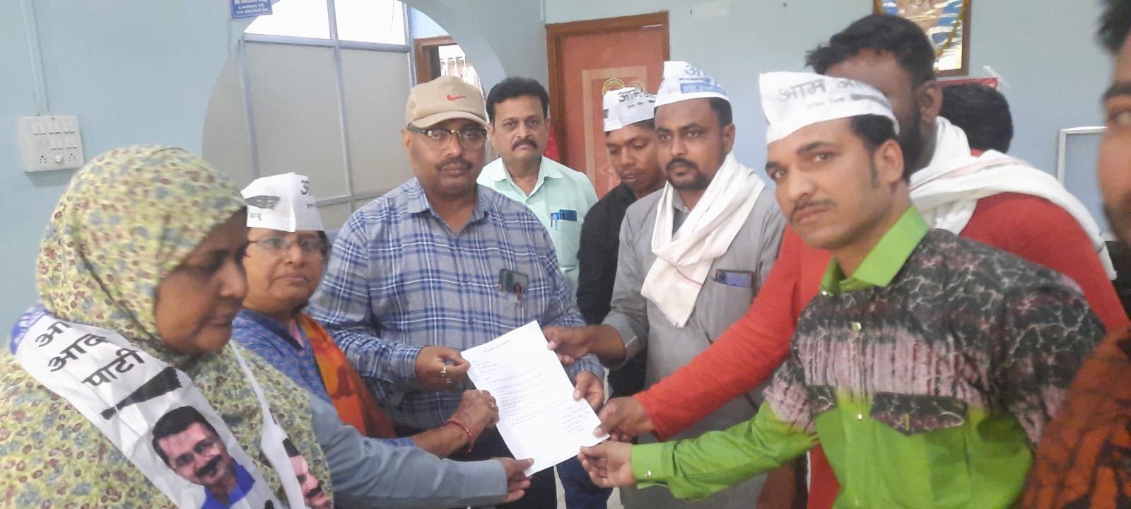 आप पार्टी की महिला जिलाध्यक्ष ने 5 सूत्रीय मांग को लेकर निगम आयुक्त को सौंपा ज्ञापन | New India Times