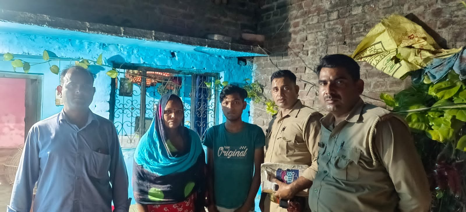 डायल 112 ने घर से लापता 17 वर्षीय बच्चे को परिवार से मिलाया | New India Times