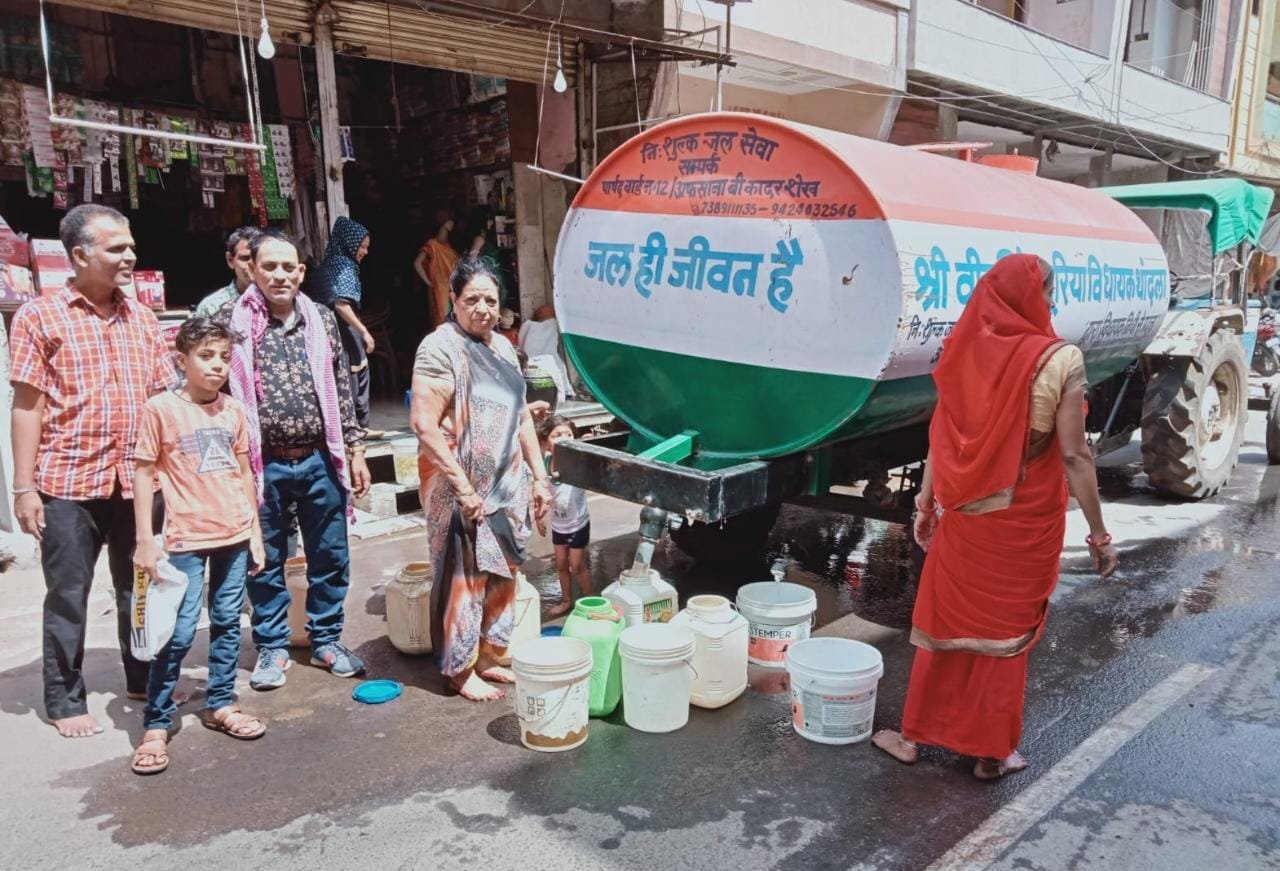 विधायक द्वारा निःशुल्क जल सेवा टैंकर से कांग्रेस पार्षद शेख व कार्यकर्ता पहुँचा रहे नागरिकों तक | New India Times