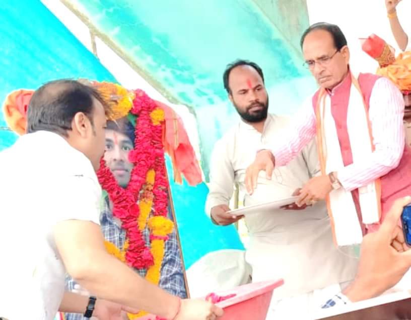 मुख्यमंत्री शिवराज सिंह चौहान पूर्व विधायक निवास पर पहुंचकर उनके सुपुत्र अभिषेक भूरिया के असमय निधन पर प्रकट की संवेदना | New India Times