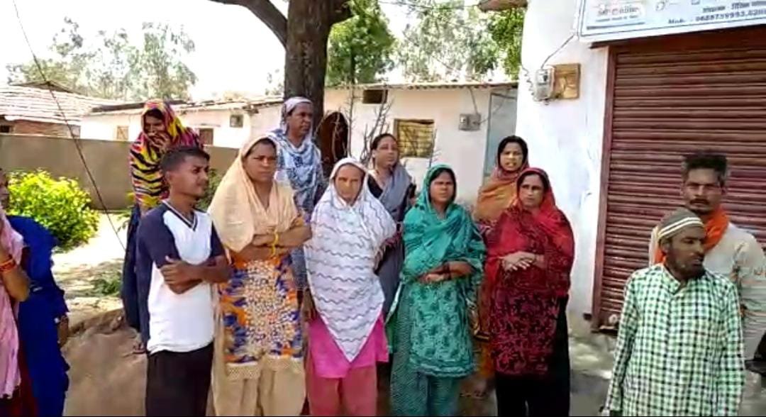 पानी की समस्या से लोग परेशान, सरपंच को अवगत कराने के बाद नहीं भी हो रहा है निराकरण | New India Times