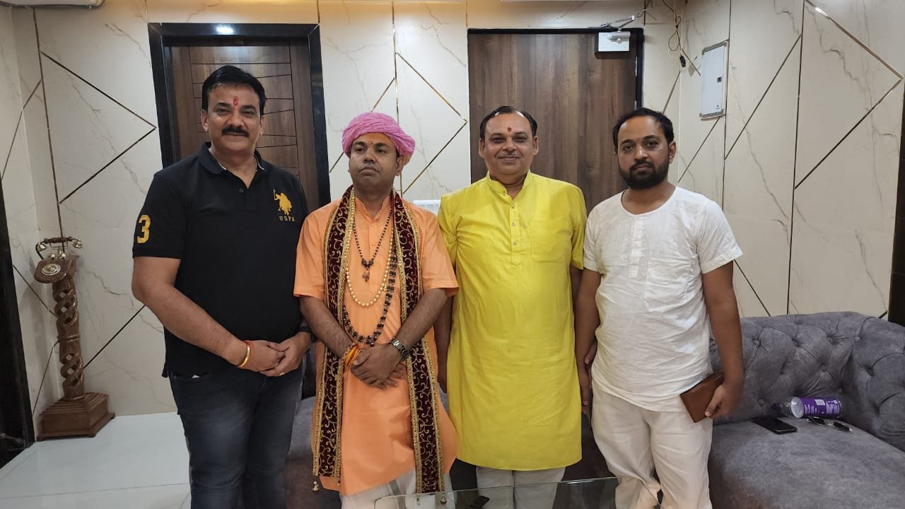 रुद्राणी कला ग्राम ओरछा में आयोजित राम महोत्सव 2022 में सम्मिलित होने आए दिल्ली, गुजरात और भोपाल के प्रचंड प्रख्यात विद्वान पंडितों ने दिया डॉ. संदीप सरावगी को आशिर्वाद | New India Times