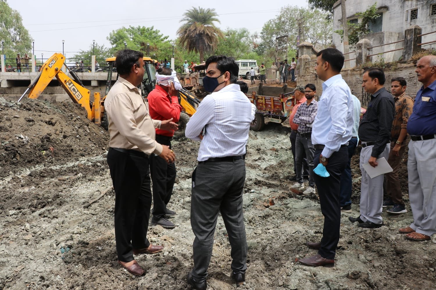 कलेक्टर सोमेश मिश्रा ने बहादुर सागर तालाब का लिया जायजा | New India Times