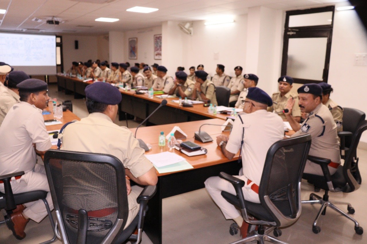 आगामी पंचायत चुनाव को दृष्टिगत रखते हुए सभी थाना प्रभारी हर वक्त रहें उपलब्ध, पंचायत चुनाव में व्यवधान उत्पन्न करने वालों के खिलाफ करें सख्त कार्यवाही: एडीजी ग्वालियर | New India Times