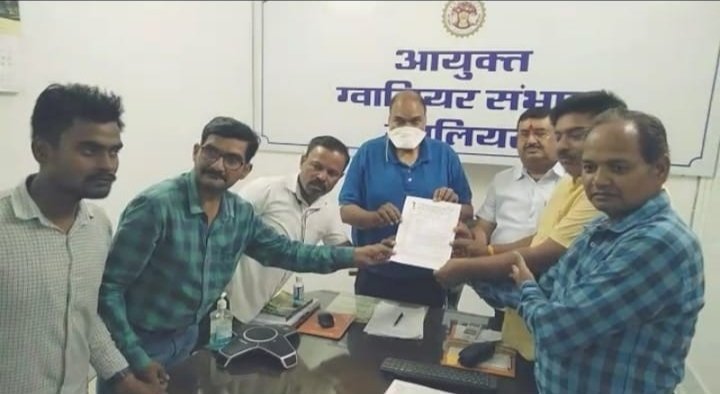 अंतर्राष्ट्रीय मजदूर दिवस के अवसर पर श्रमजीवी पत्रकार संघ ने मुख्यमंत्री शिवराज सिंह चौहान के नाम संभागीय आयुक्त को सौंपा ज्ञापन | New India Times