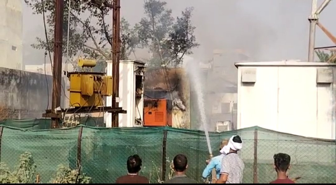 अचानक मोबाइल टावर में लगी आग से अफरा तफरी, एक घंटे की कड़ी मशक्कत के बाद बुझी आग | New India Times