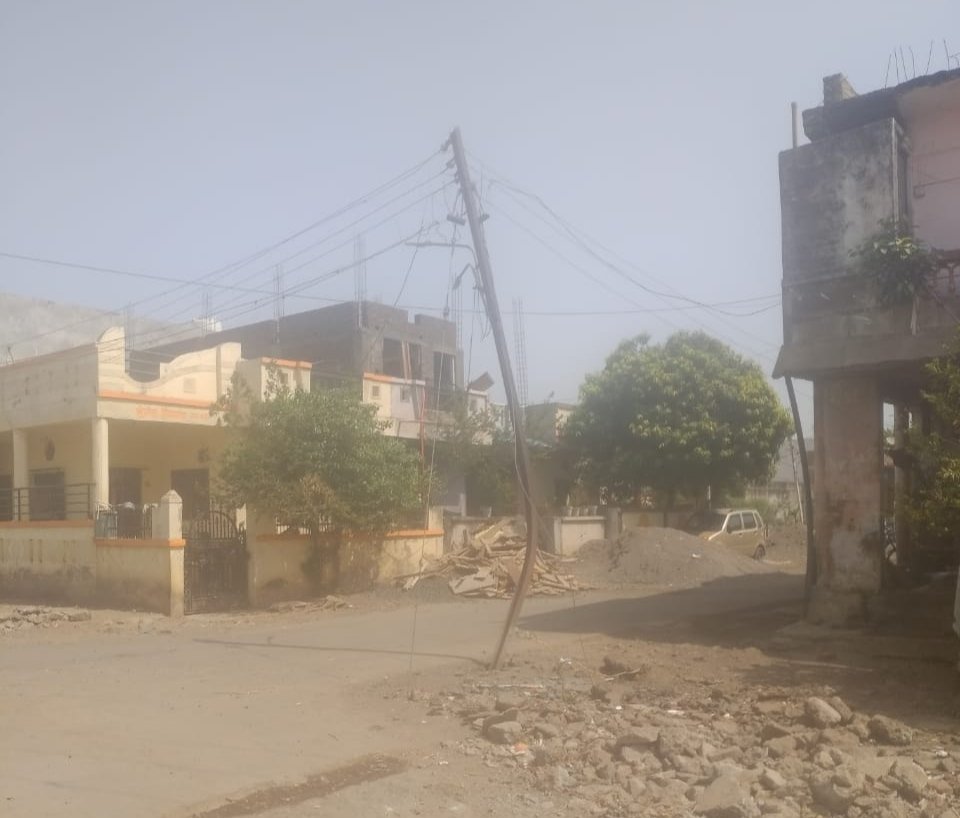 बुलडोजर से कुचले जा रहे हैं बिजली के खंभे, जमीन चुम रही हैं तारें, खतरे में है नागरिकों की जान | New India Times
