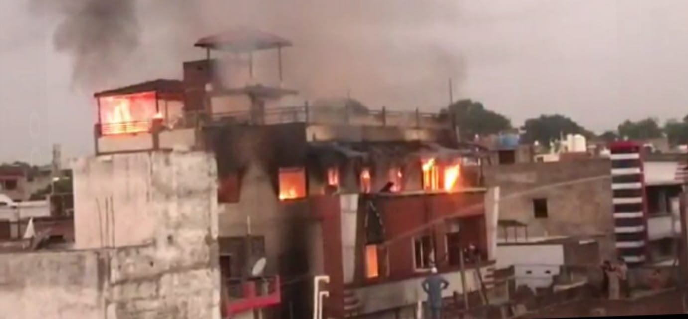 झाँसी के नारिया बाज़ार स्थित पूनम वस्त्रलय में लगी भीषड़ आग, आग की चपेट में आने से दो लोगों की मौत, एक सिपाही घायल | New India Times