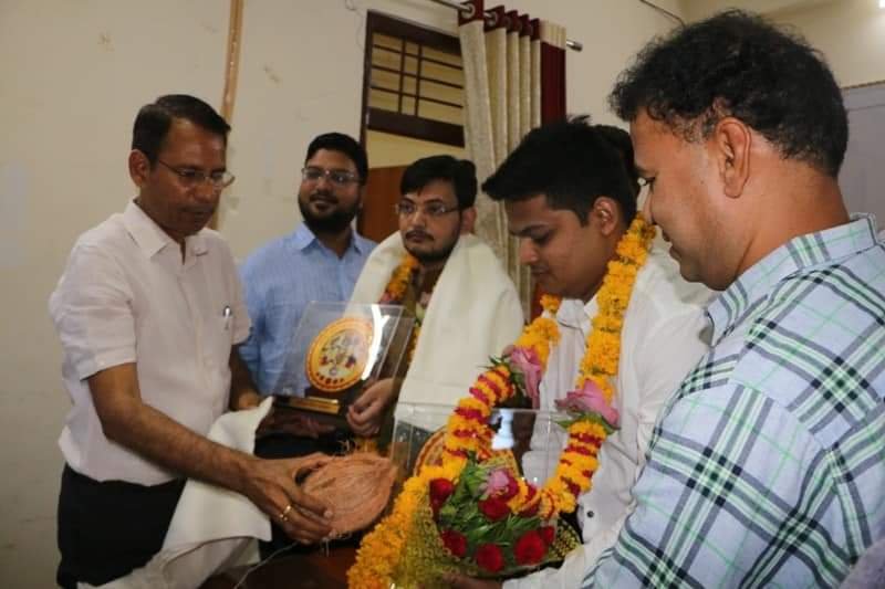 भारतीय प्रशासनिक सेवा में जिले के चयनित श्री मृदुल शिवहरे एवं श्री पीयूष दुबे का कलेक्टर ने किया सम्मान | New India Times