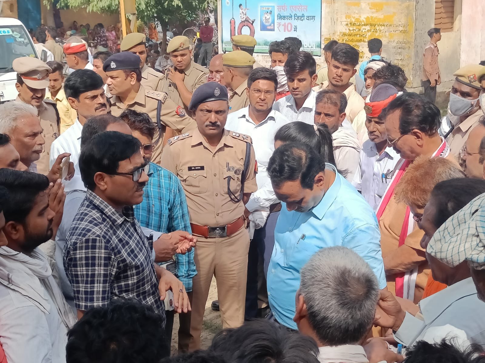 गांव में पहुंचे दस शव पूरे गांव में मातम ही मातम. मुख्यमंत्री परिवारिक सहायता योजना से दो लाख की राशि दी जाएगी: डीएम | New India Times