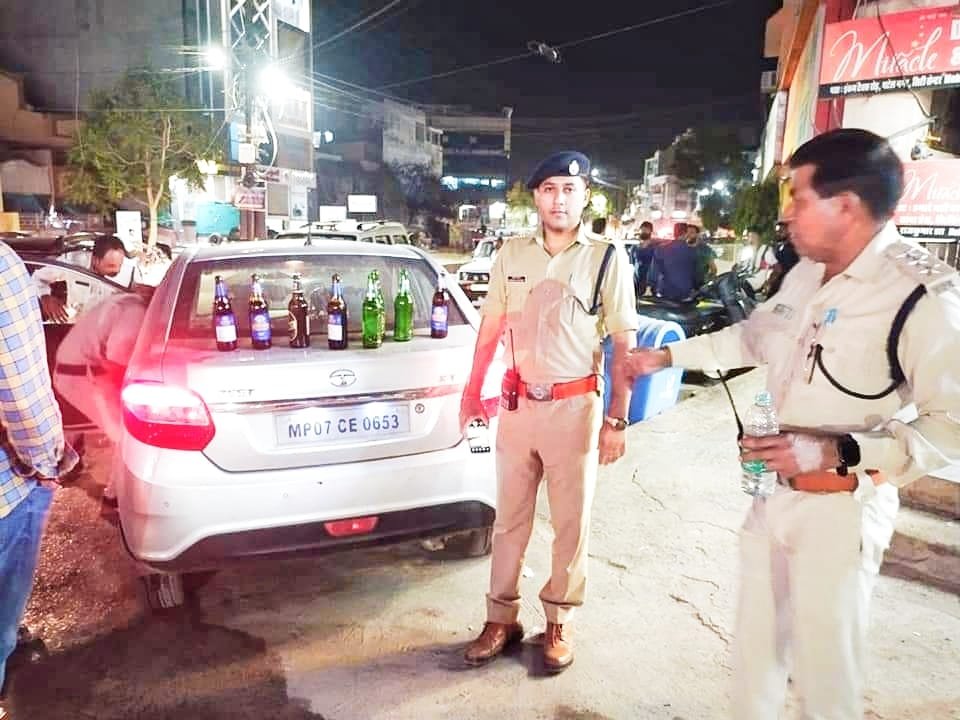 ग्वालियर पुलिस ने कार में शराब पीने वालों पर की ताबड़तोड़ कार्यवाही | New India Times