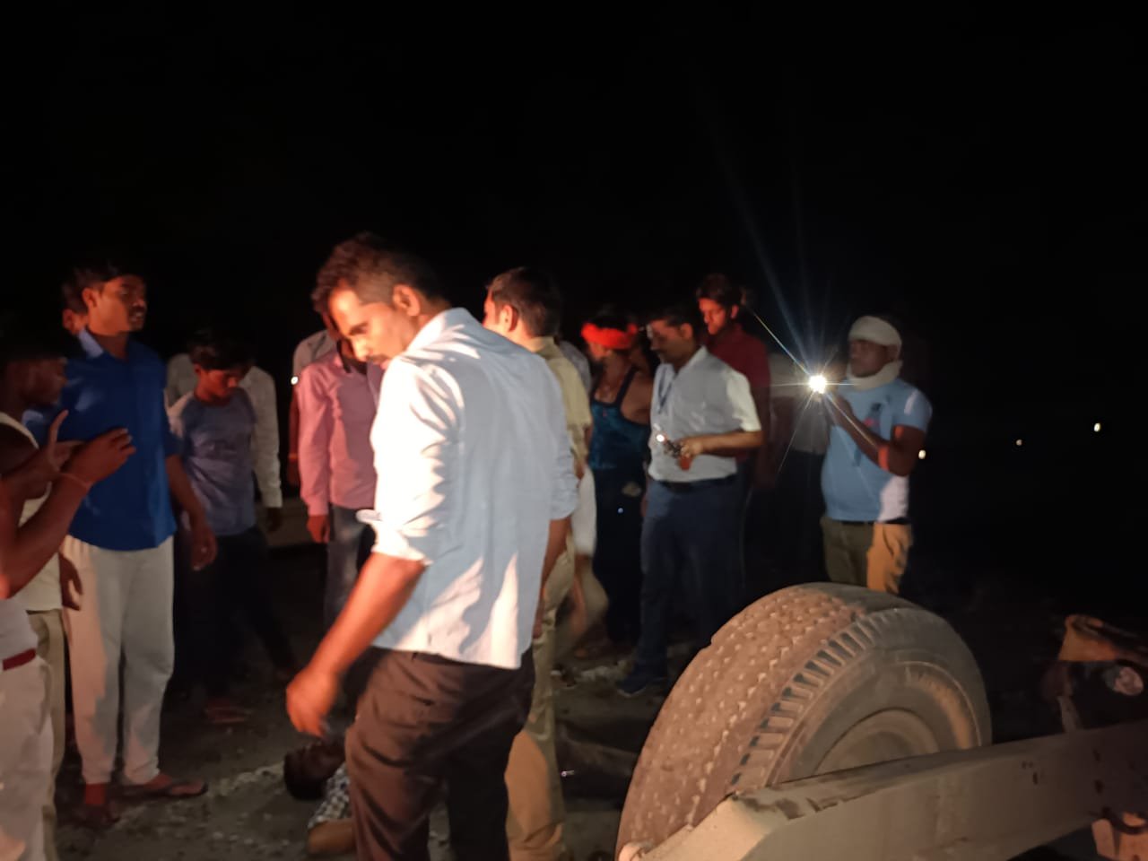 अज्ञात वाहन ने पीछे से ट्रेक्टर में मारी टक्कर, चालक की घटनास्थल पर मौत | New India Times