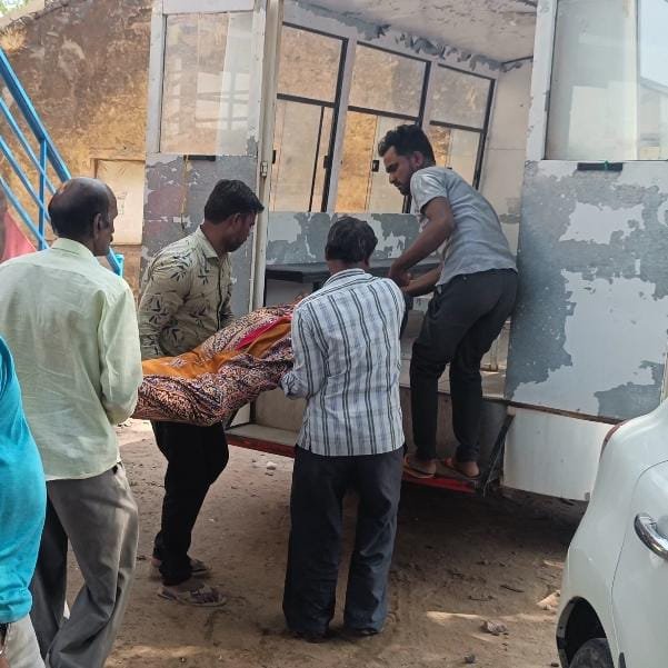 अज्ञात कारणों से शराब के नशे में धुत एक व्यक्ति ने फांसी लगाकर की आत्महत्या | New India Times