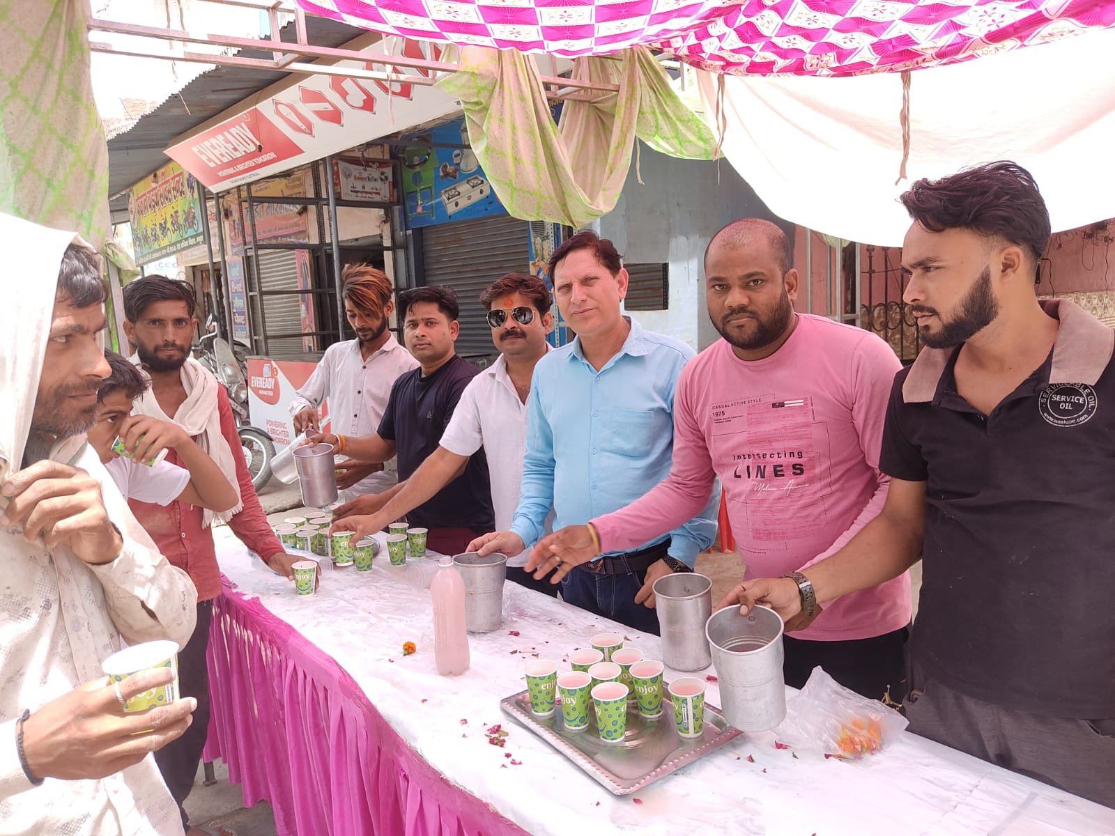 गंगा-जमुनी तहजीब के अंतर्गत हिंदू व मुसलमानों ने लगाई गई शरबत की प्याऊ. हमारी टीम समाज को जोड़ने के लिए कार्य कर रही है: विनोद दीक्षित | New India Times