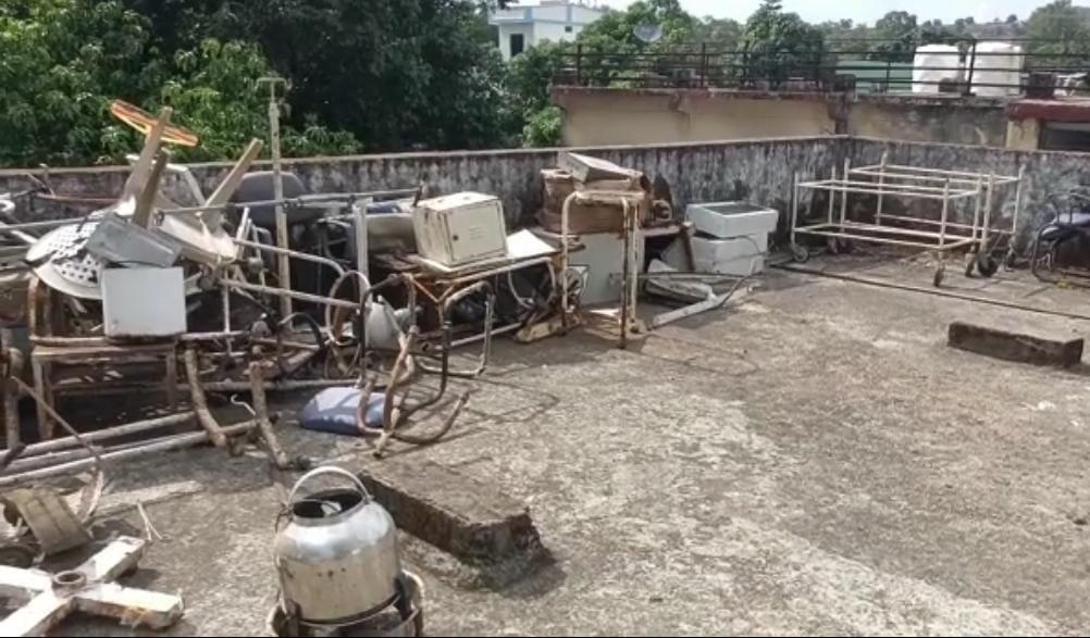 तामिया सामुदायिक स्वास्थ्य केंद्र में मरीज मूलभूत सुविधाओं से वंचित हैं मरीज, मरीजों की जान का दुश्मन बना हुआ है मधुमक्खी का छत्ता | New India Times