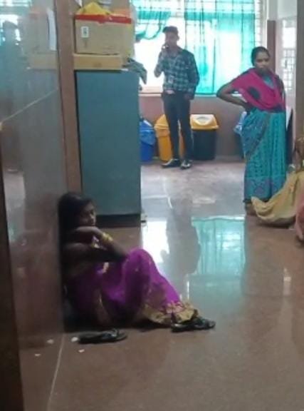 तामिया सामुदायिक स्वास्थ्य केंद्र में मरीज मूलभूत सुविधाओं से वंचित हैं मरीज, मरीजों की जान का दुश्मन बना हुआ है मधुमक्खी का छत्ता | New India Times