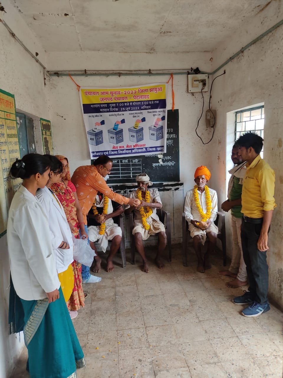 मतदाता जागरूकता अभियान: अतिवृद्ध मतदाताओं का सम्मान कर शत प्रतिशत मतदान का लिया संकल्प | New India Times