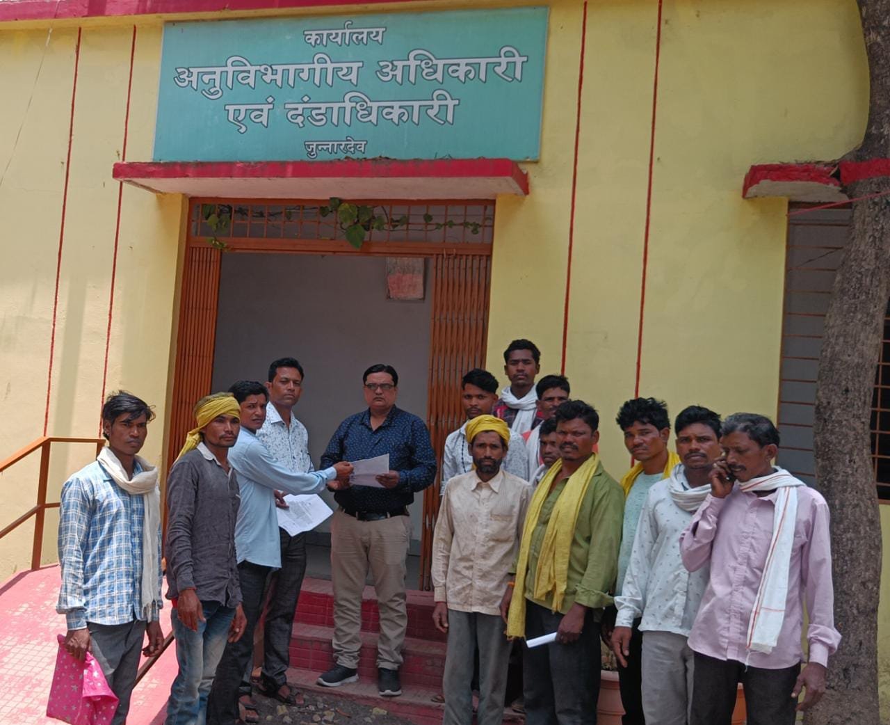 सड़क निर्माण नहीं तो चुनाव का होगा बहिष्कार, समस्या को लेकर सौंपा गया ज्ञापन | New India Times