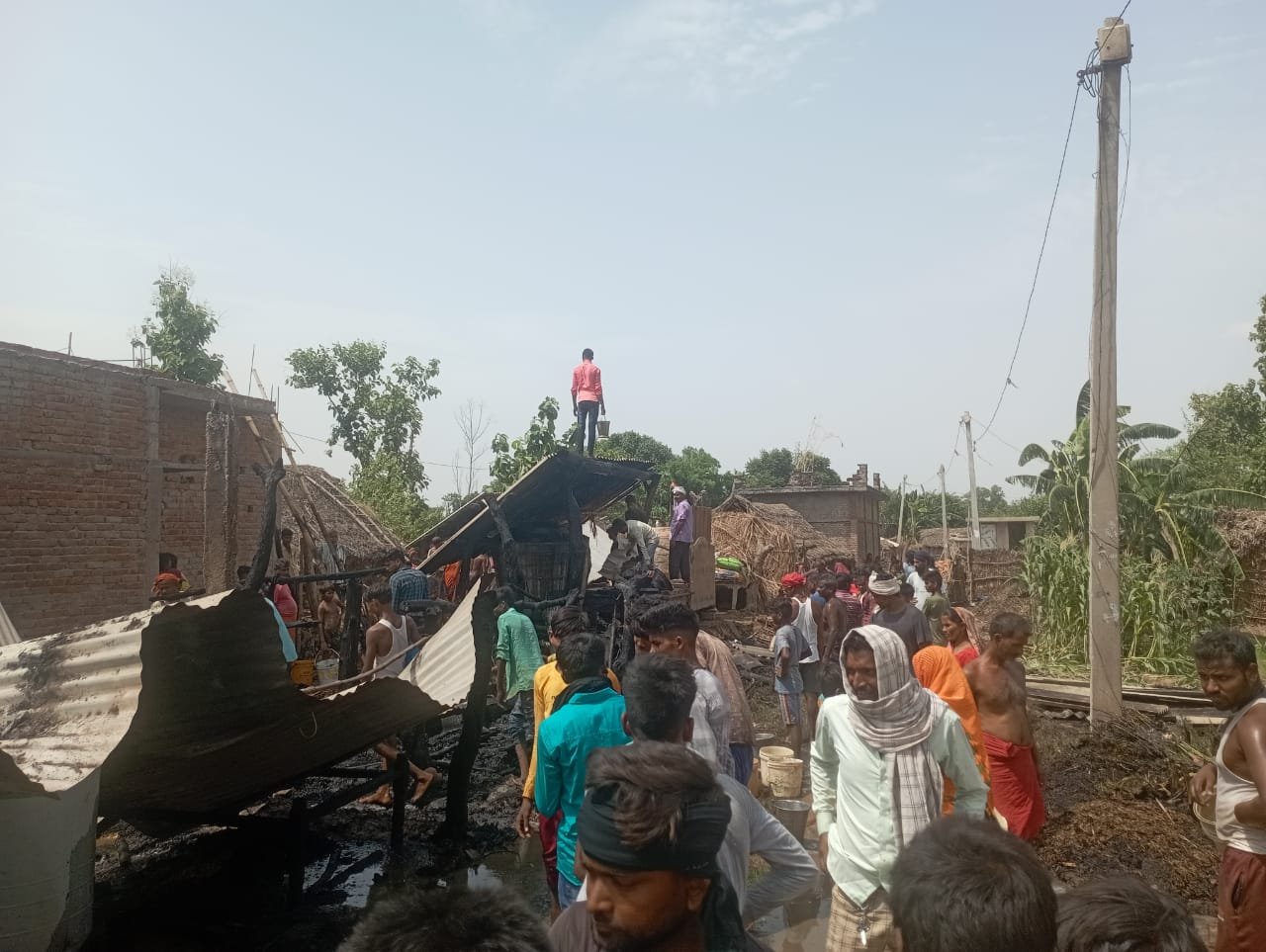 अज्ञात कारणों से लगी आग, चार ग्रामीणों के घर हुए जलकर खाक | New India Times