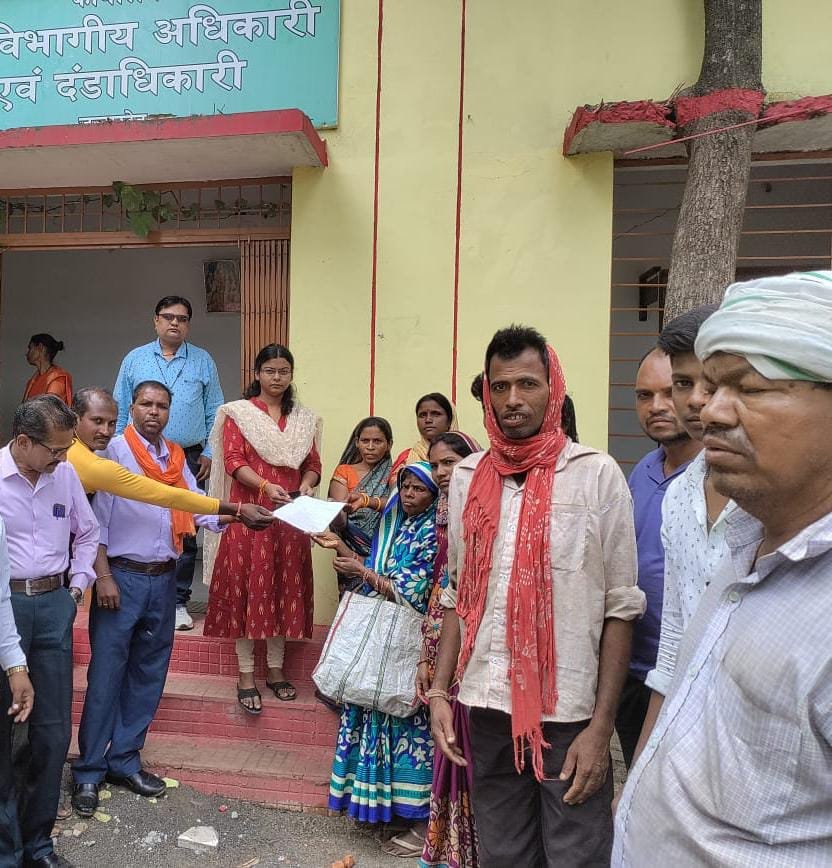 पल भर में बह गया लाखों का नवनिर्मित डैम, अपनी मांग को लेकर एसडीएम कार्यालय पहुंची जनता | New India Times