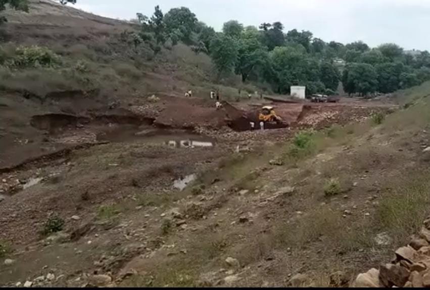 पल भर में बह गया लाखों का नवनिर्मित डैम, अपनी मांग को लेकर एसडीएम कार्यालय पहुंची जनता | New India Times