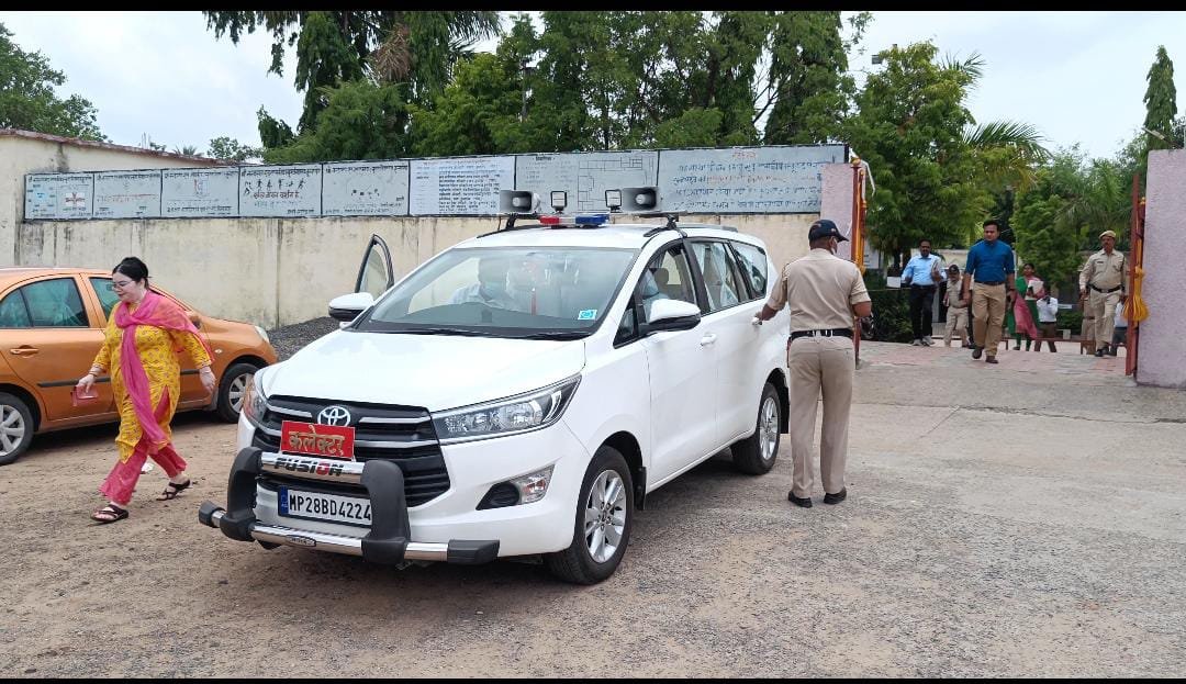 कलेक्टर सौरभ सुमन द्वारा कोयलांचल दौरे पर शहर के नंदलाल स्कूल का किया गया निरीक्षण, चुनाव को लेकर दिये दिशा-निर्देश | New India Times