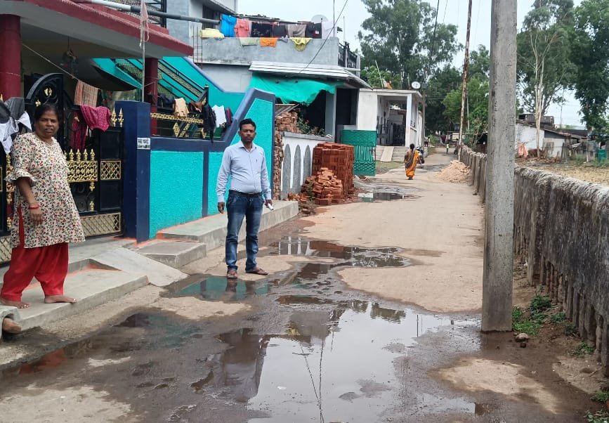 रोड पर जमा हो रहा है पानी, शिकायत के बाद भी नहीं हुआ निराकरण, सीएम हेल्पलाइन में भी की गई थी शिकायत | New India Times