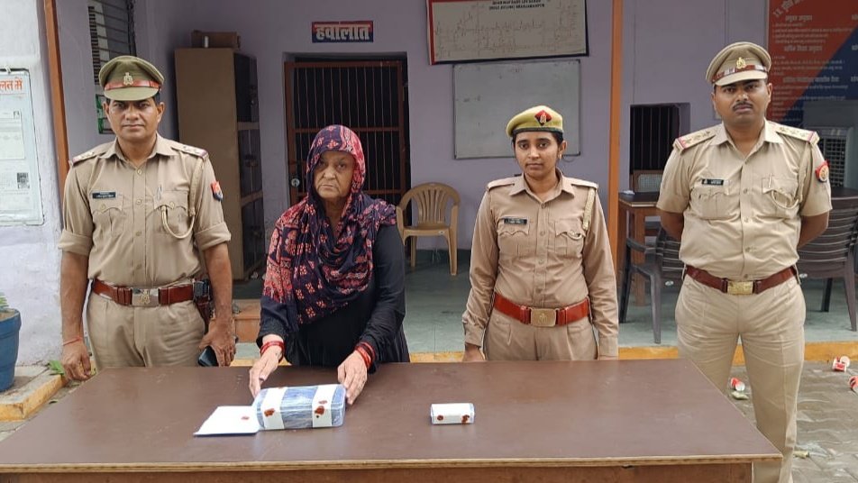 पुलिस ने महिला तस्कर को गिरफ्तार कर 1 किलो चरस किया बरामद 2 पुलिस ने महिला तस्कर को गिरफ्तार कर 1 किलो चरस किया बरामद | New India Times