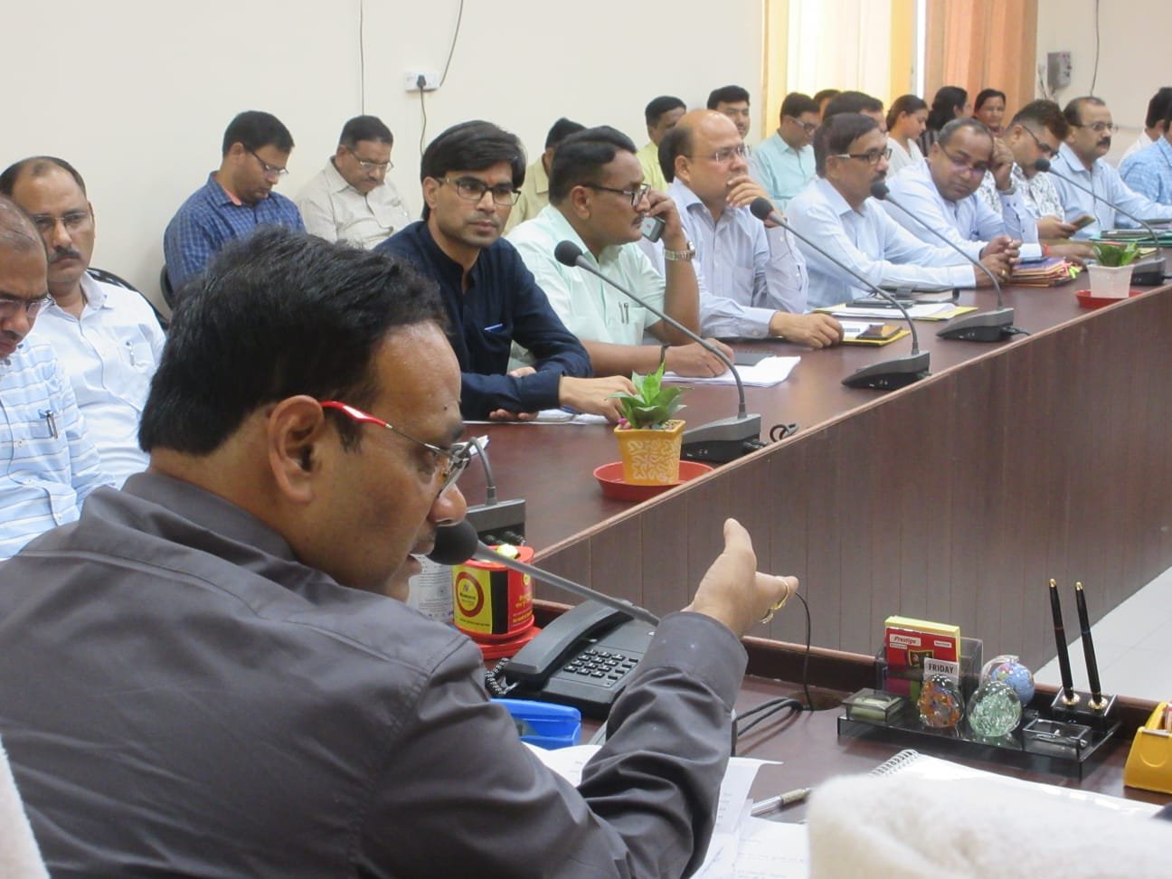 डीएम की अध्यक्षता में बाढ़ की स्थिति से निपटने के लिए हुई समीक्षा बैठक, डीएम ने सभी विभागों को बांटी जिम्मेदारी | New India Times