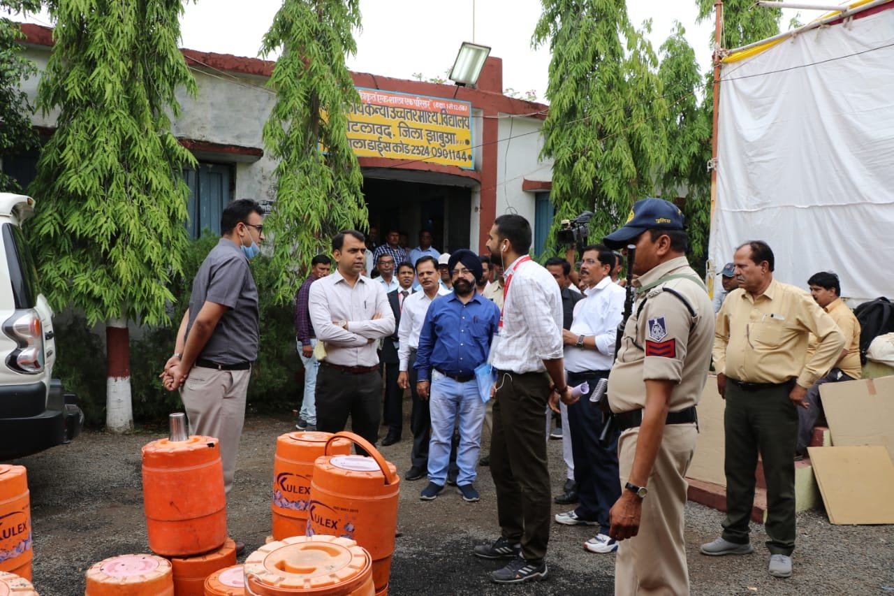 पेटलावद क्षेत्र में चुनाव सामग्री वितरण में पहुंचे कलेक्टर एवं जिला निर्वाचन अधिकारी | New India Times