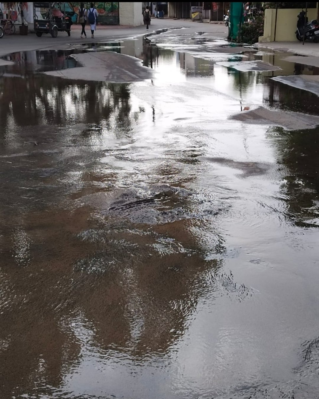 नगर निगम वार्ड क्रमांक 12 कार्यालय के बिल्कुल नाक के नीचे बर्बाद हो रहा है हज़ारों लीटर पानी लेकिन इस ओर नहीं जा रहा है किसी का ध्यान | New India Times