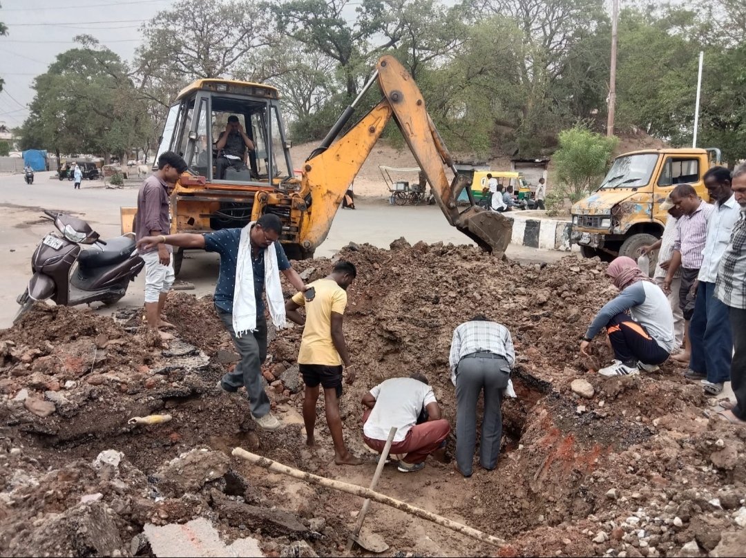 NIT की ख़बर का असर: नारियल खेड़ा चौराहे पर बर्बाद हो रहे हज़ारों लीटर पानी की ख़बर प्रकाशित होने पर नगर निगम के अधिकारियों की टूटी नींद, करवाया मरम्मत | New India Times