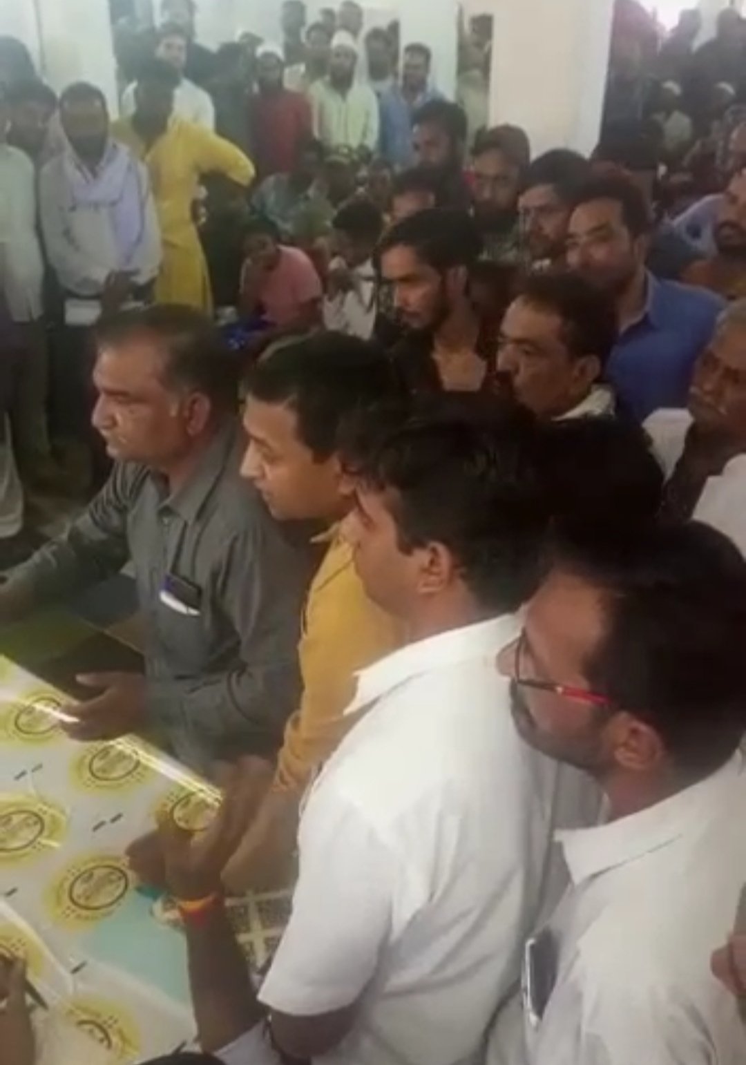 नगर निगम चुनाव: पार्षदों के टिकट बंटवारे को लेकर कांग्रेसियों में जमकर चले लात-घूंसे | New India Times