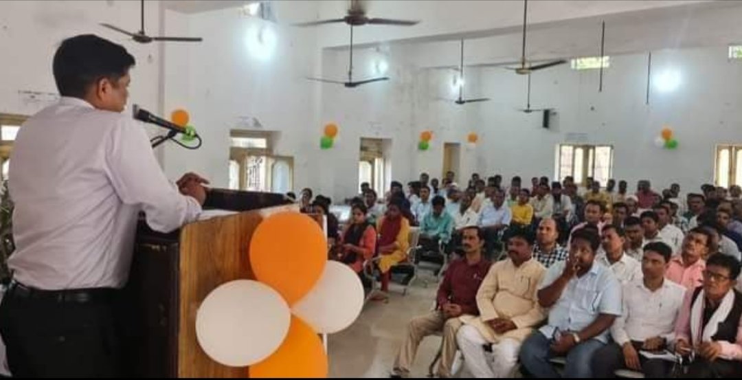 पलिया, निघासन में हुई संगोष्ठी में बीएसए ने प्रधानाध्यापक/शिक्षकों से की शैक्षिक उन्नयन, छात्र उपस्थिति बढ़ाने के लिए कदम से कदम मिलाकर चलने की अपील | New India Times