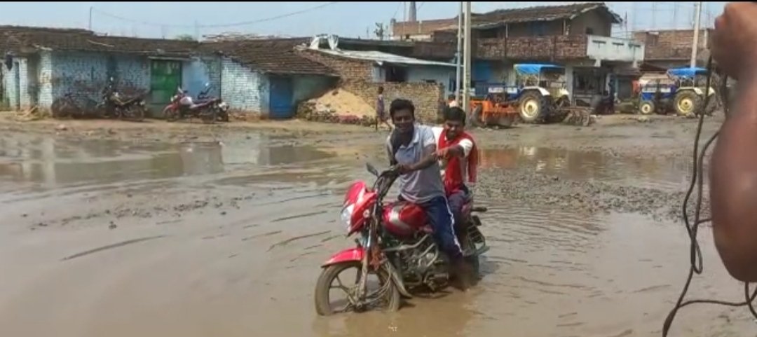 NH 80 की मरम्मत कराने वाले ठेकेदार बन गए विधायक, NH 80 के किनारे रहने वाले अजय मंडल बन गए एमपी, फिर भी सड़कों की स्थिति बद से बदतर | New India Times