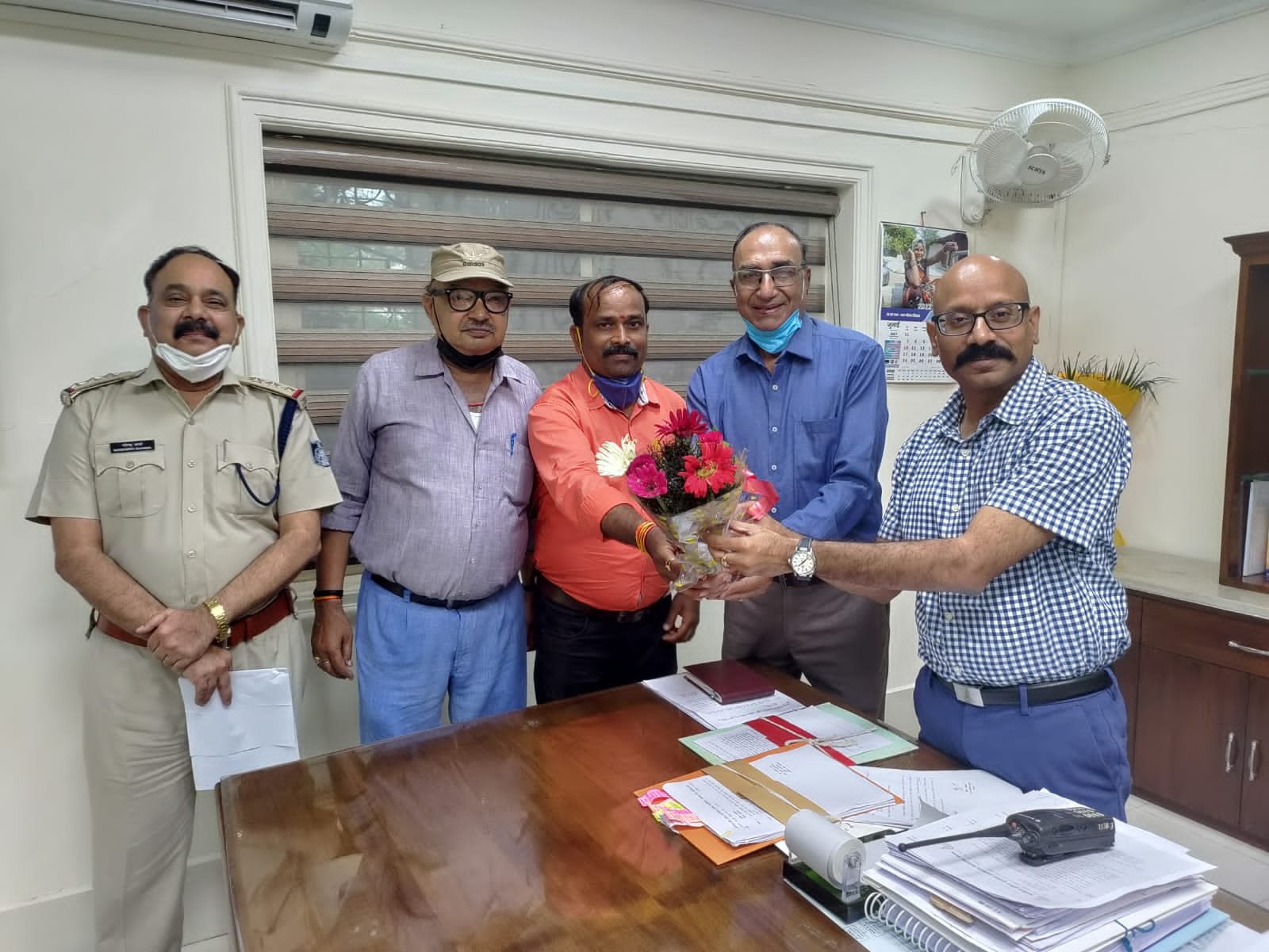 रक्षा समिति सदस्यों द्वारा आई.जी. ग्वालियर से किया गया सम्पर्क | New India Times