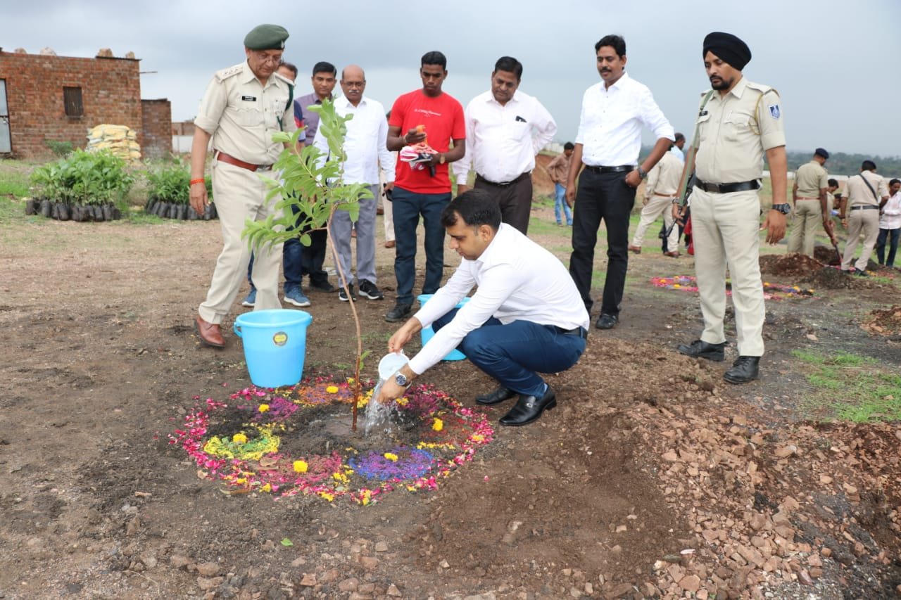 आजादी के अमृत महोत्सव के अंतर्गत वन महोत्सव में कलेक्टर एवं पुलिस अधीक्षक ने जवाहर नवोदय विद्यालय झाबुआ में किया वृक्षारोपण | New India Times