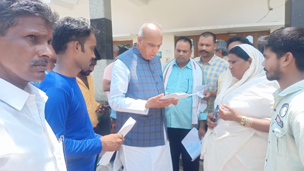 सांसद श्री पाल ने सुनी जनता की समस्याएं, दिया निदान का आश्वासन | New India Times