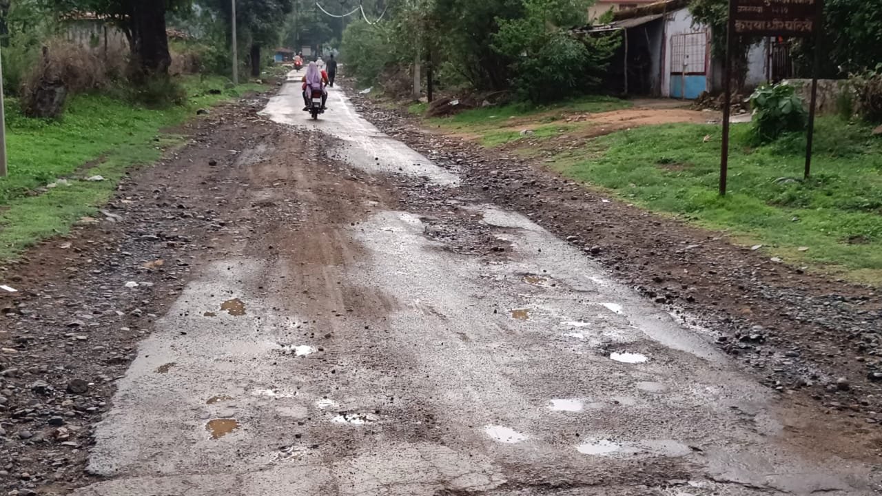 बारिश में अपनी बदहाली पर आंसू बहा रहा है रोड, अधिक बारिश में चलना हो जाता है मुश्किल | New India Times