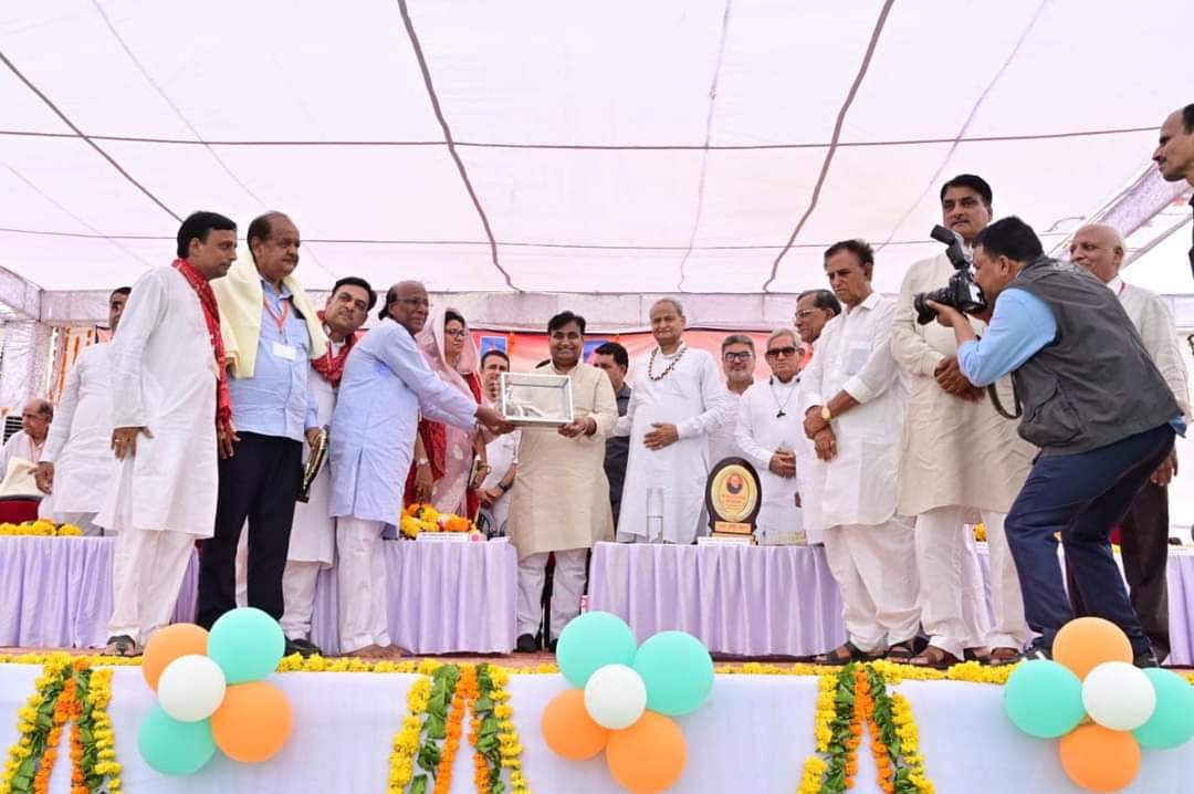 सीकर जिले में अधिकारियों की पोस्टिंग को लेकर संगठन मुखिया का जिले की राजनीति में बढता प्रभाव, जिले की कांग्रेस राजनीति में नेताओं की अंदरूनी कलह से बनने लगे हैं विस्फोटक हालात | New India Times