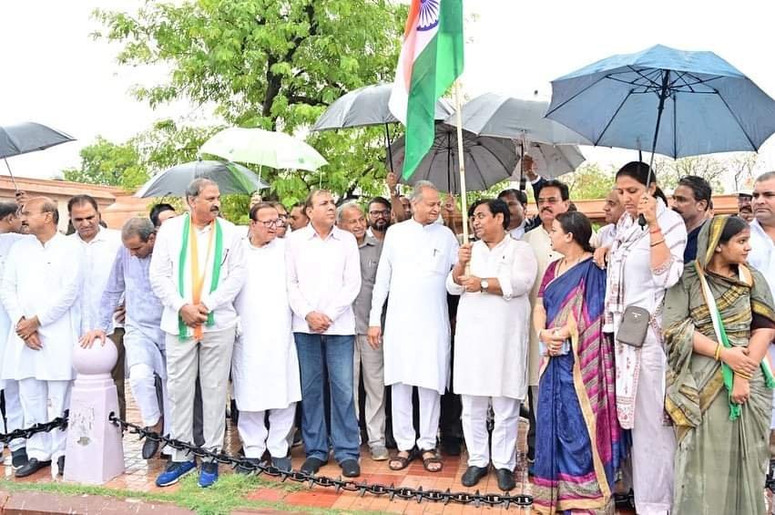 सीकर जिले में अधिकारियों की पोस्टिंग को लेकर संगठन मुखिया का जिले की राजनीति में बढता प्रभाव, जिले की कांग्रेस राजनीति में नेताओं की अंदरूनी कलह से बनने लगे हैं विस्फोटक हालात | New India Times