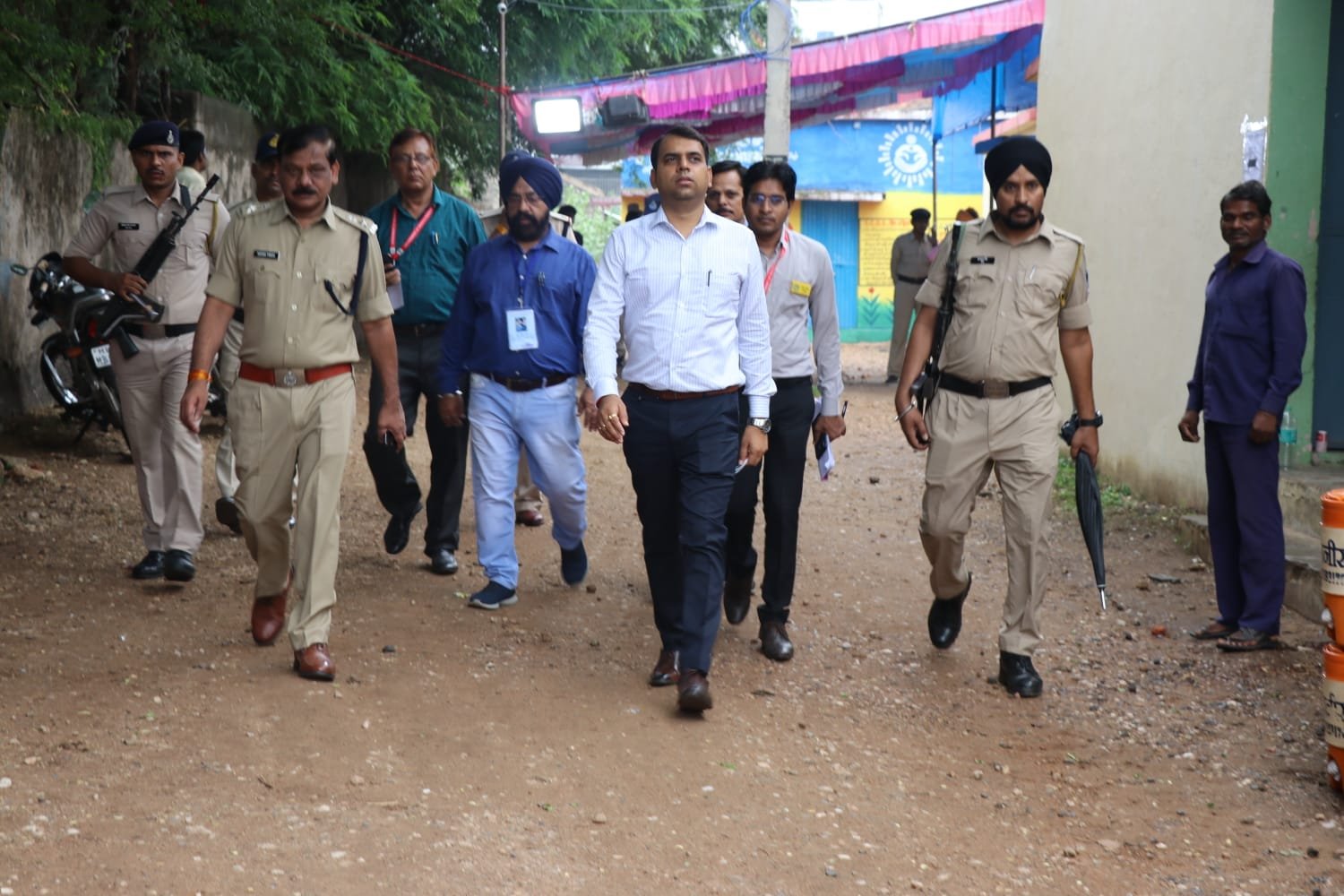 कलेक्टर, एसपी और निर्वाचन प्रेक्षक लगातार कर रहे हैं मतदान केंद्रों का भ्रमण, नगर परिषद मेघनगर में चल रहा है शांतिपूर्वक मतदान | New India Times