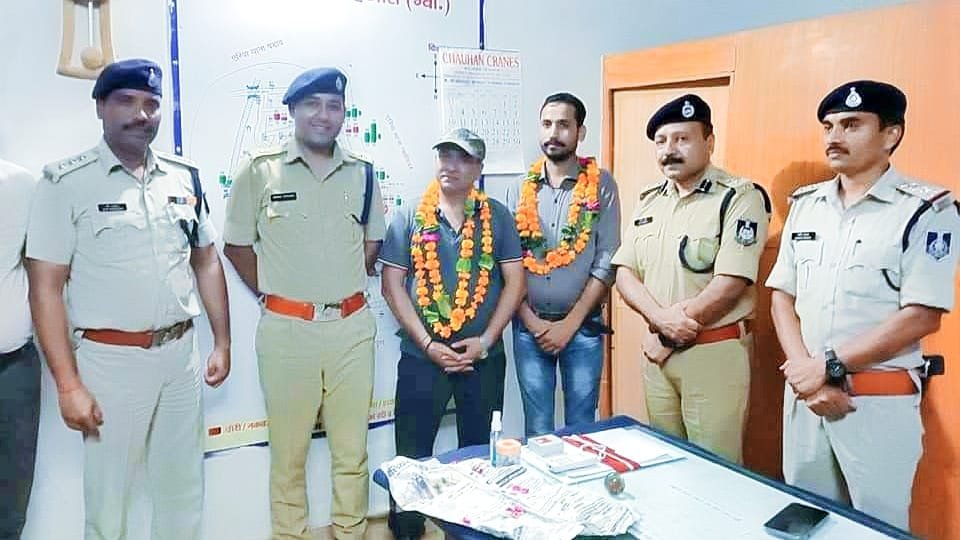 मासूम के साथ हैवानियत करने वाले आरोपी कल्लू राठौर को पकड़वाने वाले दुकानदार व दरोगा को एसपी अमित सांघी ने किया सम्मानित | New India Times