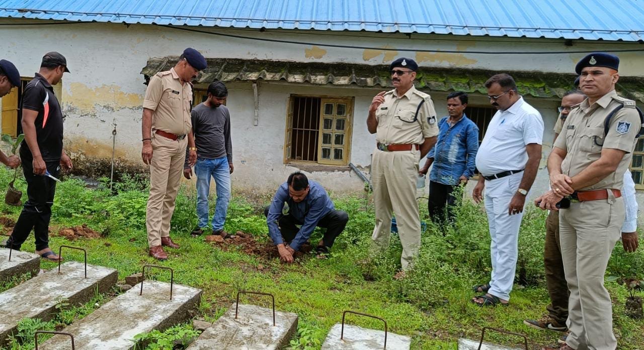 रेलवे व पुलिस प्रशासन की मौजूदगी में सैकड़ों की तादाद में विभिन्न प्रकार के पौधों का हुआ वृक्षारोपण | New India Times
