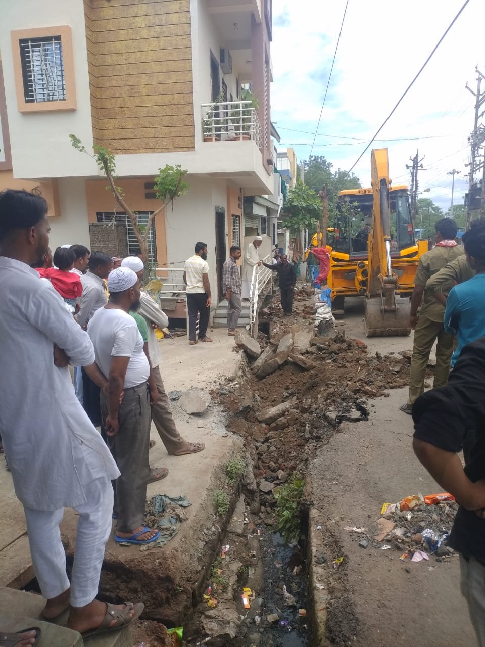 पहले सड़क का भूमिपूजन फिर बुलडोजर से हटाया गया अतिक्रमण | New India Times