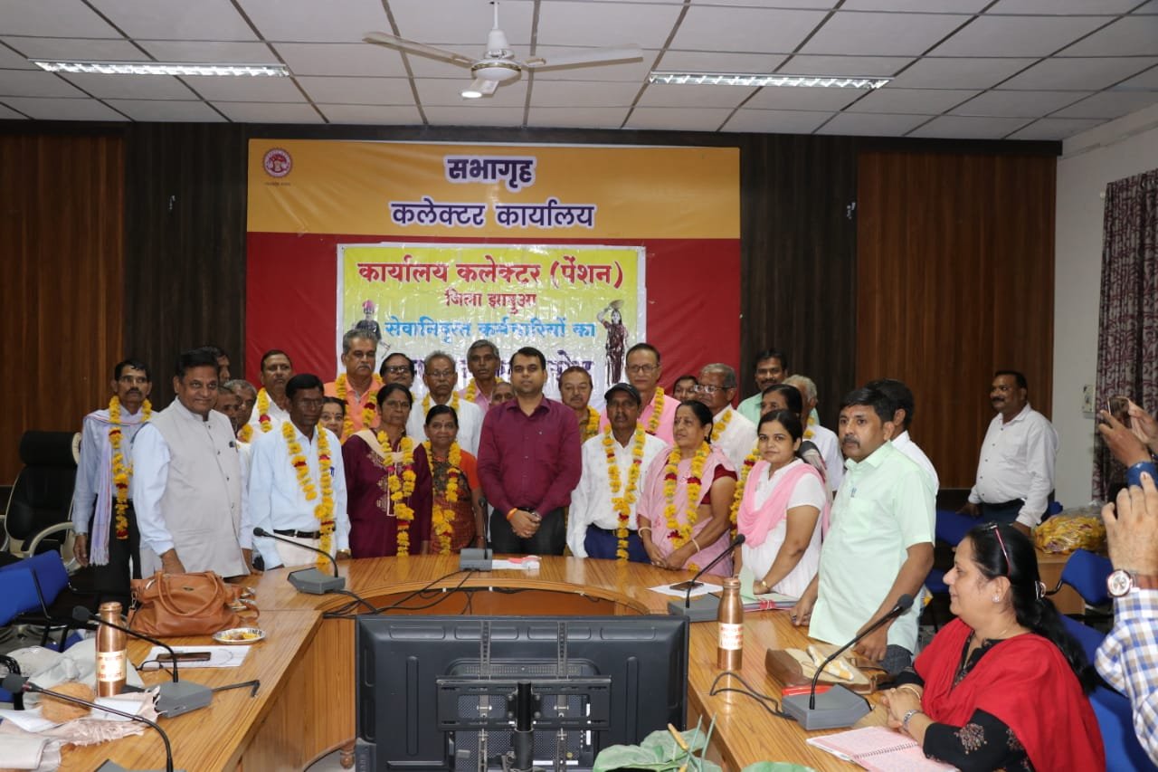 सेवानिवृत्त कर्मचारियों का सम्मान व विदाई समारोह, पहली पारी में आपने संपूर्ण ऊर्जा के साथ काम किया है अब दूसरी पारी में दुगनी ऊर्जा के साथ कार्य करें और समाज को नई दिशा दें: कलेक्टर सोमेश मिश्रा | New India Times