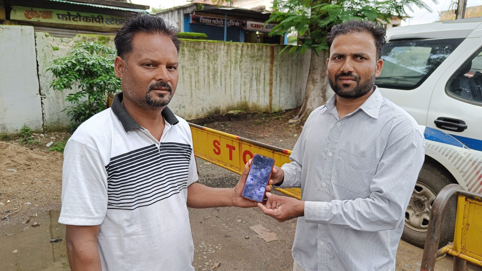 धोखाधड़ी के इस दौर में ईमानदारी अभी भी है बरकरार: गुम हुए मोबाइल फोन को लौटा कर इक़बाल खान ने पेश की ईमानदारी की पेश | New India Times